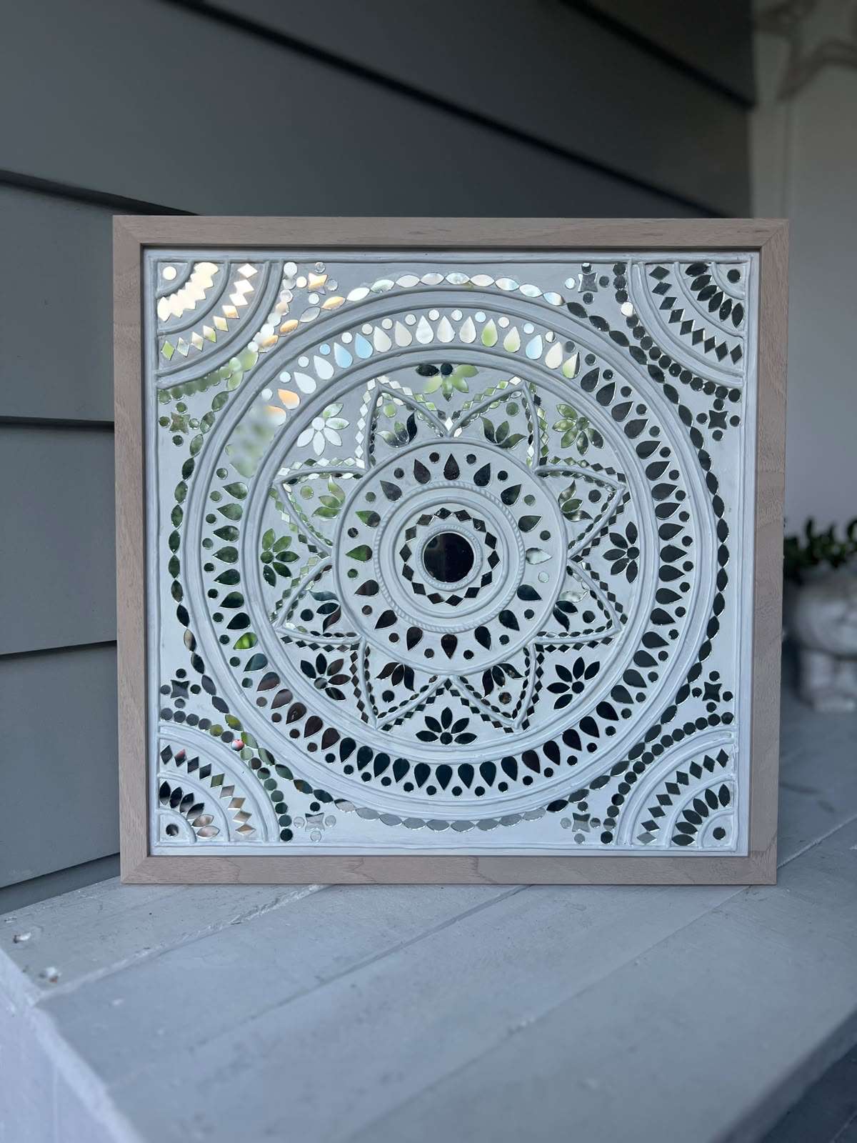 Lippan-art-white-frame